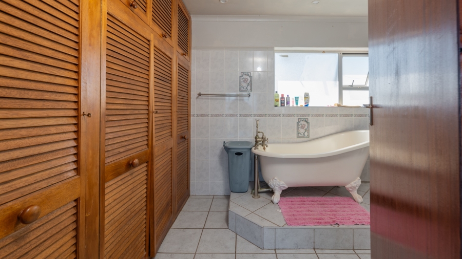 7 Bedroom Property for Sale in Struisbaai Western Cape